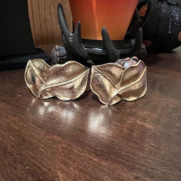 VINTAGE PAIR OF MUSI Gilt Leaves Shoe Buckle Clips - Picture 2 of 4